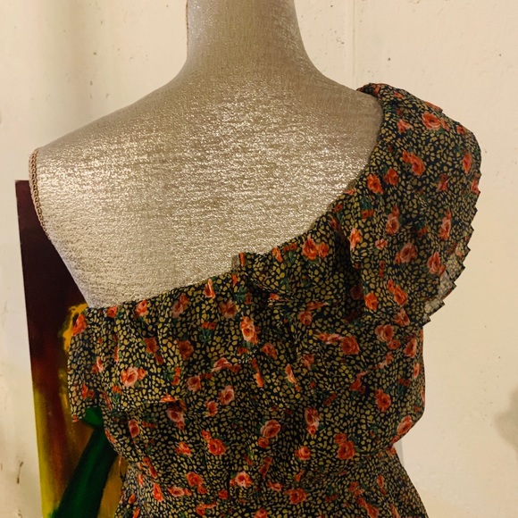 Cute One Shoulder tiered Dress. - Picture 4 of 6